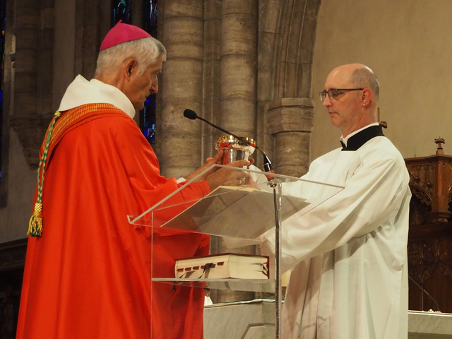 Acolytat de Noël Briffod: Recevez ce vin pour la célébration de l’eucharistie, et montrez-vous digne de servir la table du Seigneur