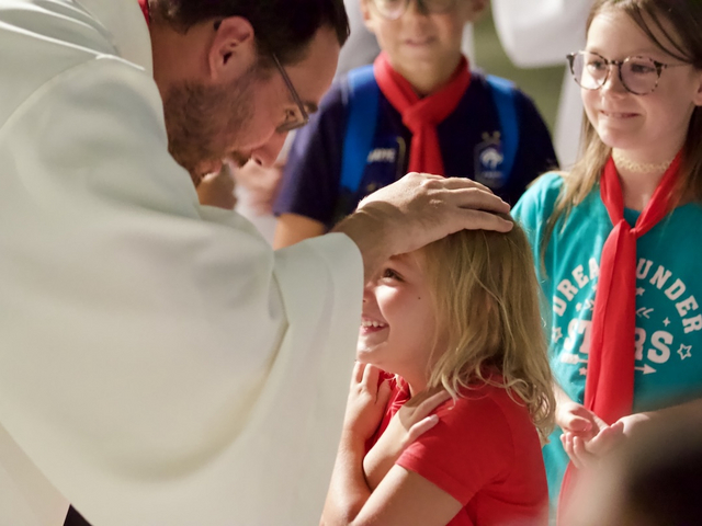Lourdes, Gaëtan nouveau diacre et la plus jeune des pèlerine